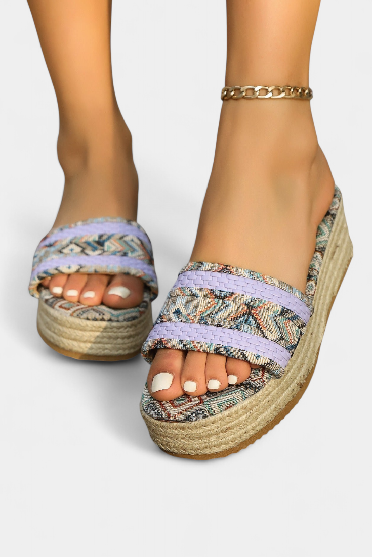 Emily & Isabella Brooks | Flat sandals with double strap and woven sole