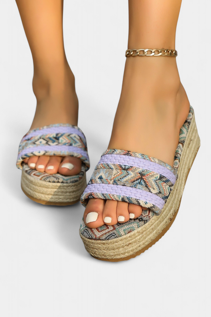 Emily & Isabella Brooks | Flat sandals with double strap and woven sole