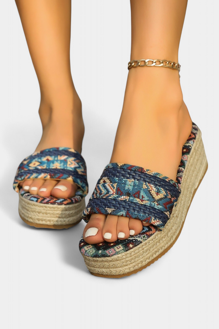 Emily & Isabella Brooks | Flat sandals with double strap and woven sole