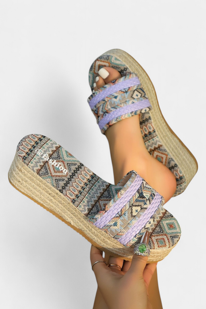Emily & Isabella Brooks | Flat sandals with double strap and woven sole
