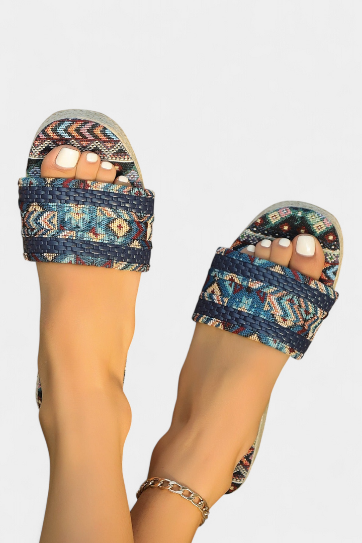 Emily & Isabella Brooks | Flat sandals with double strap and woven sole