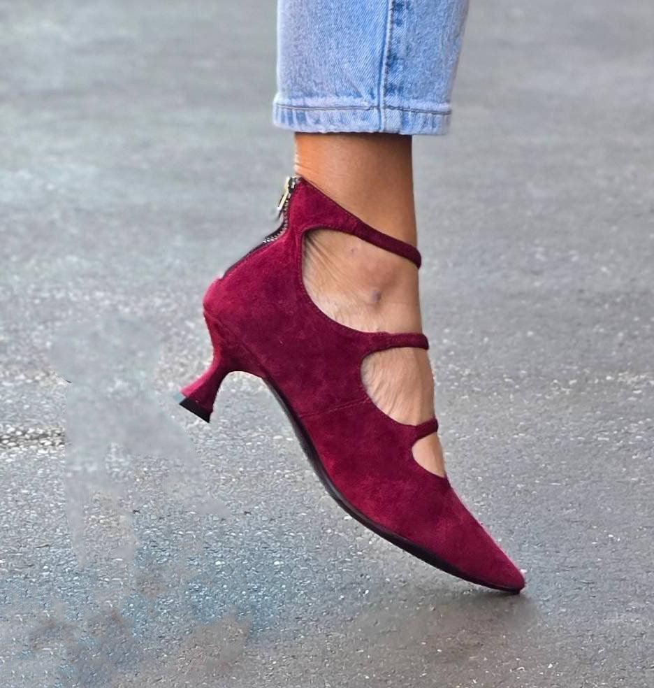Emily & Isabella Brooks | Decollete with Straps and Low Heel
