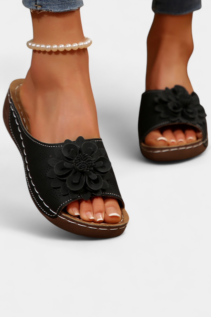 Emily & Isabella Brooks | Orthopedic sandals with 3D flower detail and cushioning