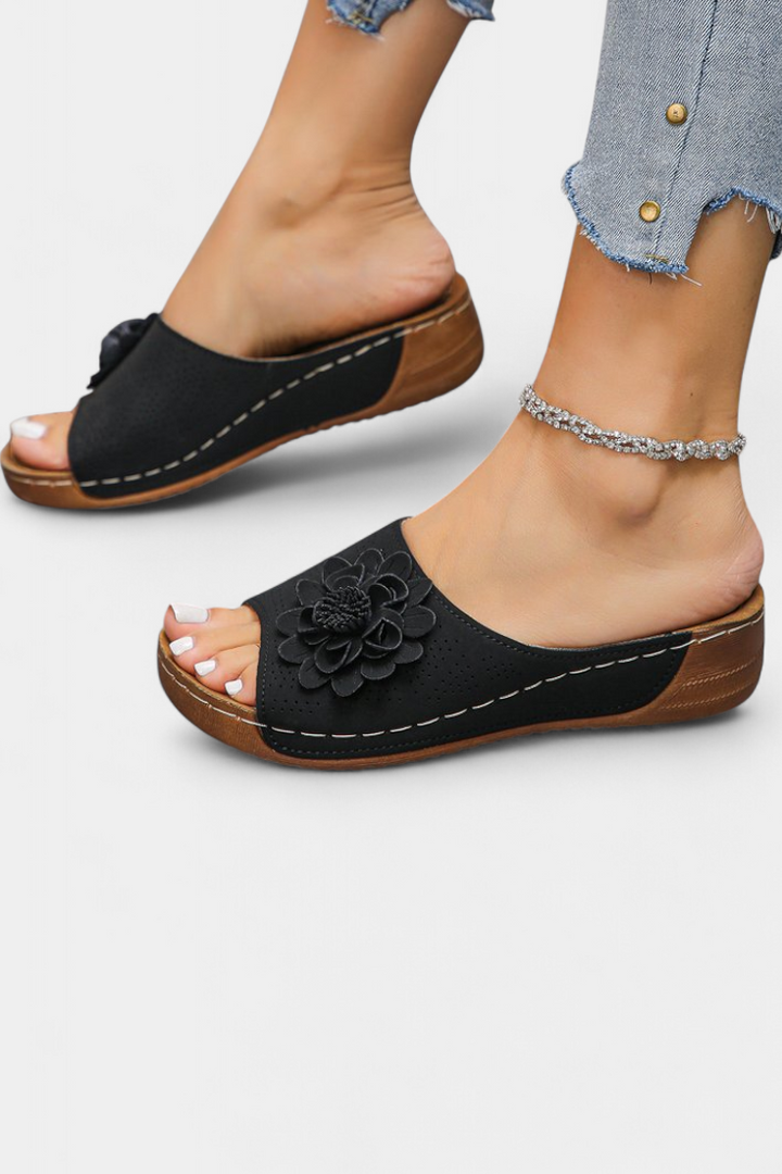 Emily & Isabella Brooks | Orthopedic sandals with 3D flower detail and cushioning