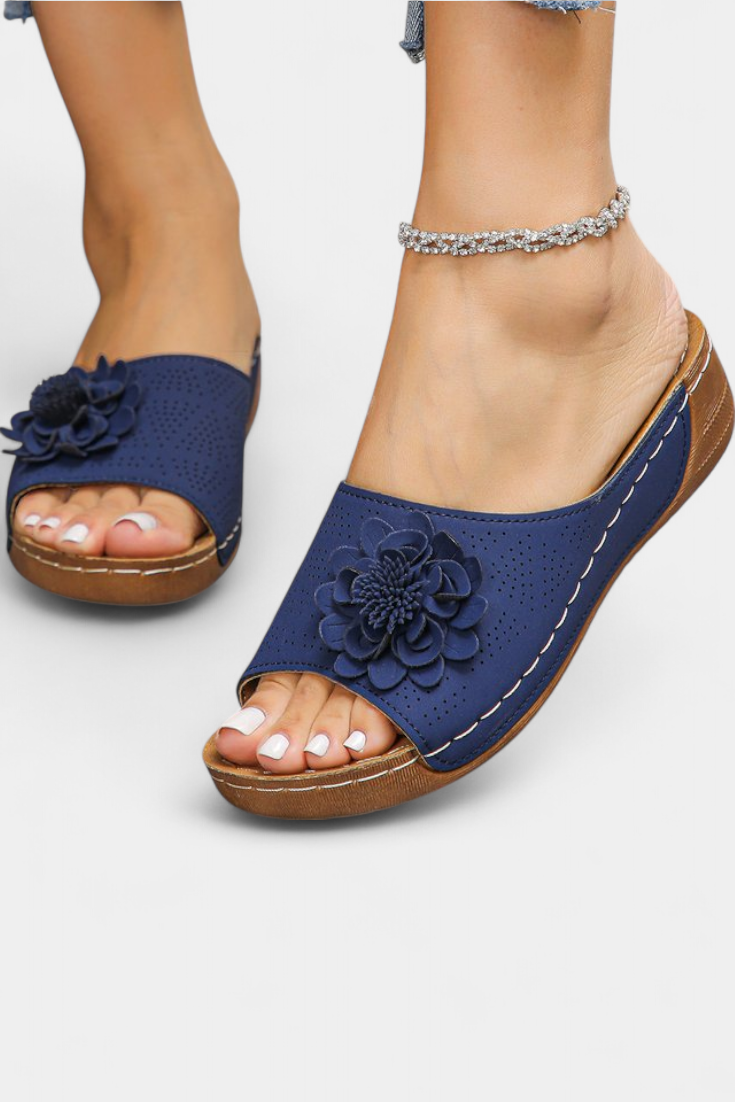 Emily & Isabella Brooks | Orthopedic sandals with 3D flower detail and cushioning