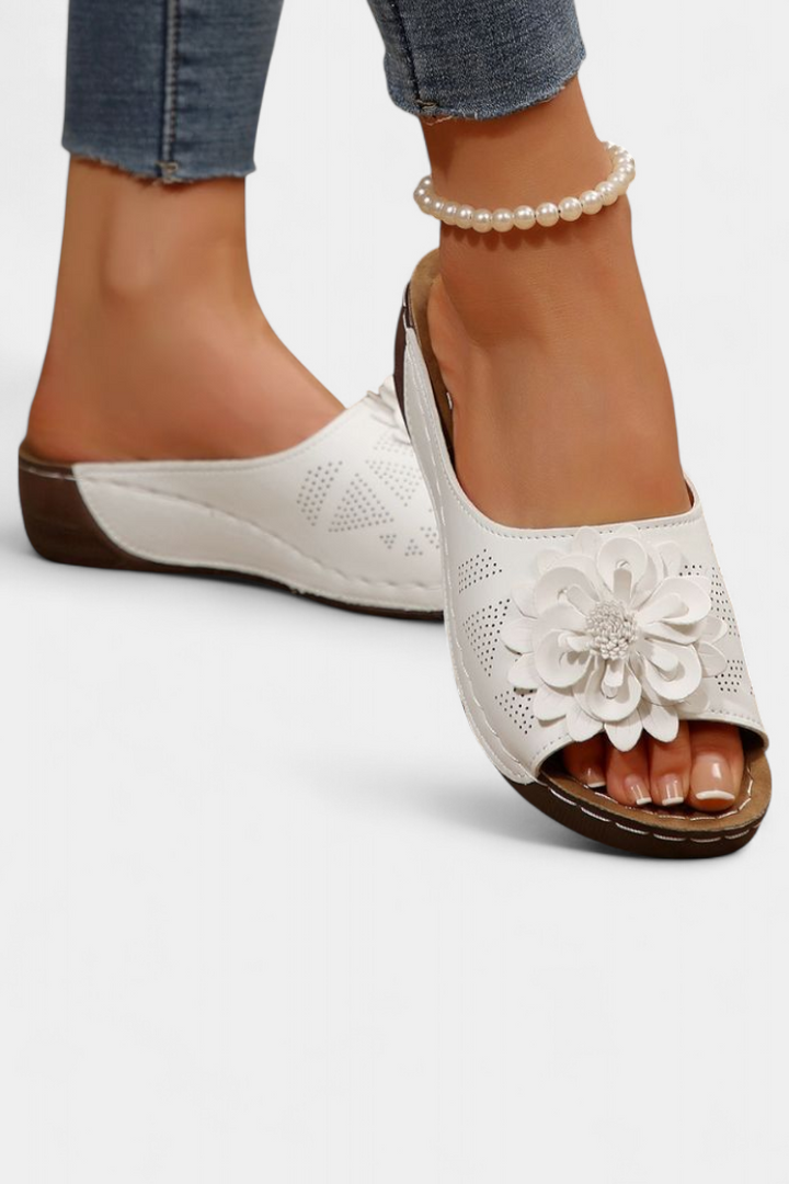 Emily & Isabella Brooks | Orthopedic sandals with 3D flower detail and cushioning