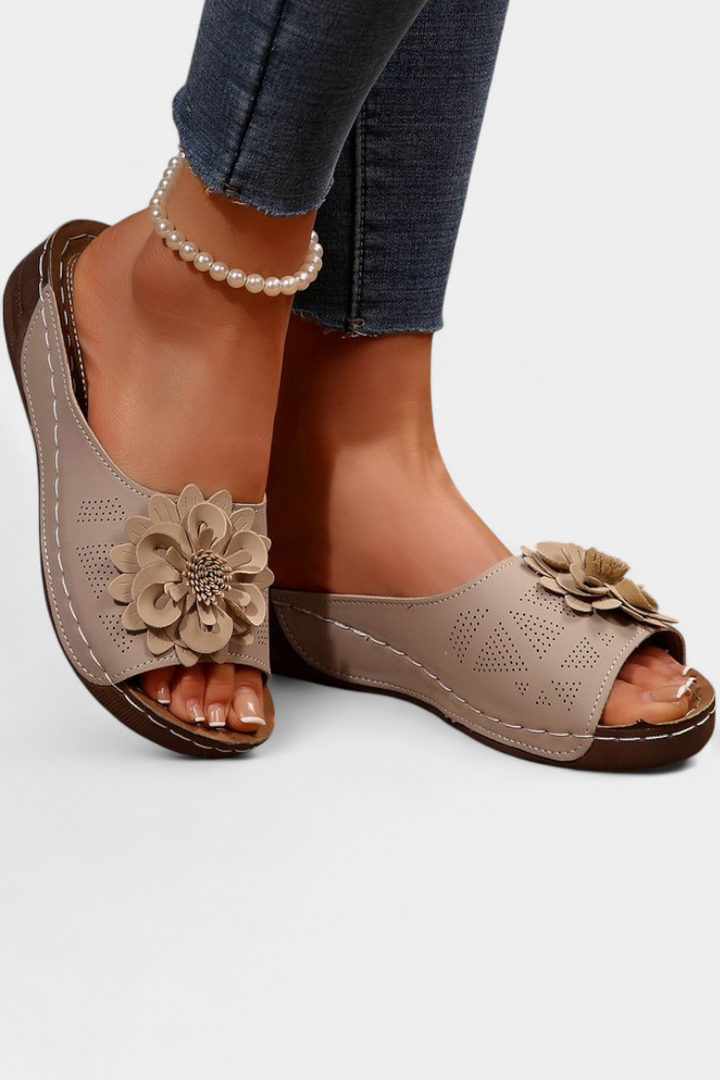 Emily & Isabella Brooks | Orthopedic sandals with 3D flower detail and cushioning