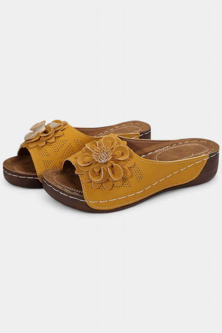 Emily & Isabella Brooks | Orthopedic sandals with 3D flower detail and cushioning