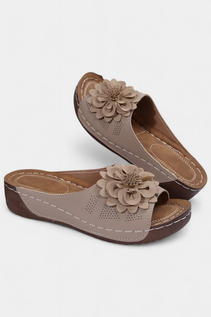 Emily & Isabella Brooks | Orthopedic sandals with 3D flower detail and cushioning