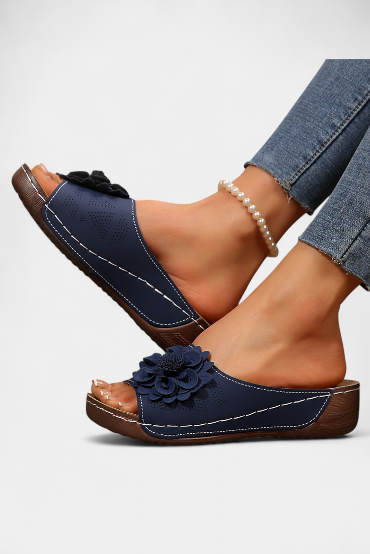 Emily & Isabella Brooks | Orthopedic sandals with 3D flower detail and cushioning
