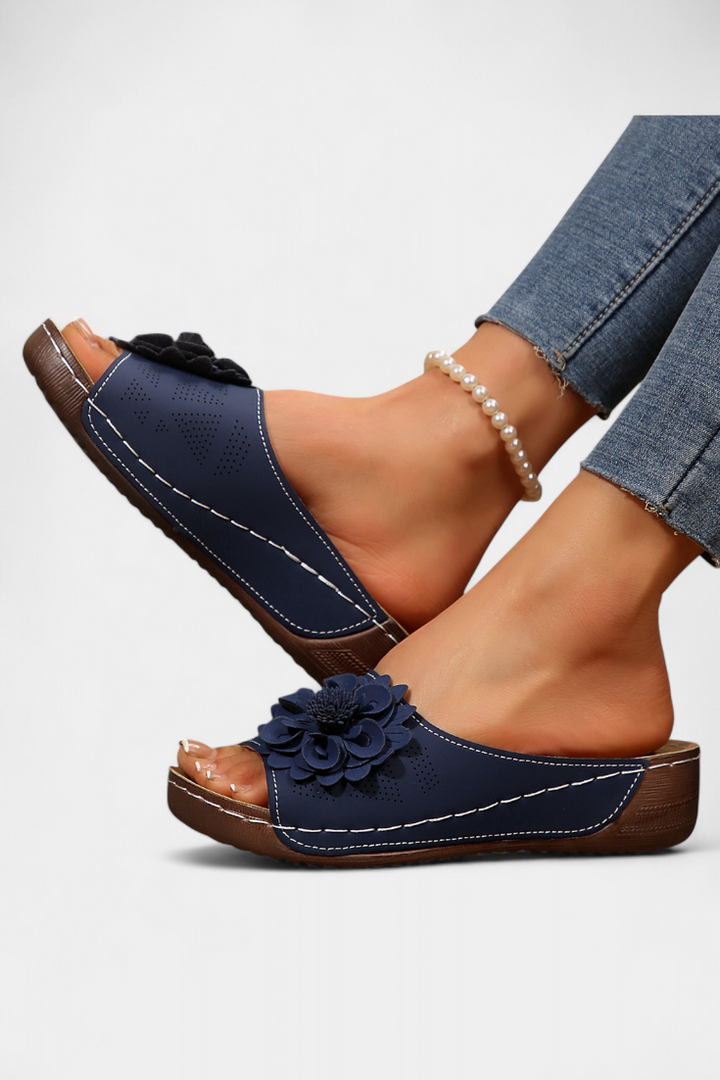 Emily & Isabella Brooks | Orthopedic sandals with 3D flower detail and cushioning
