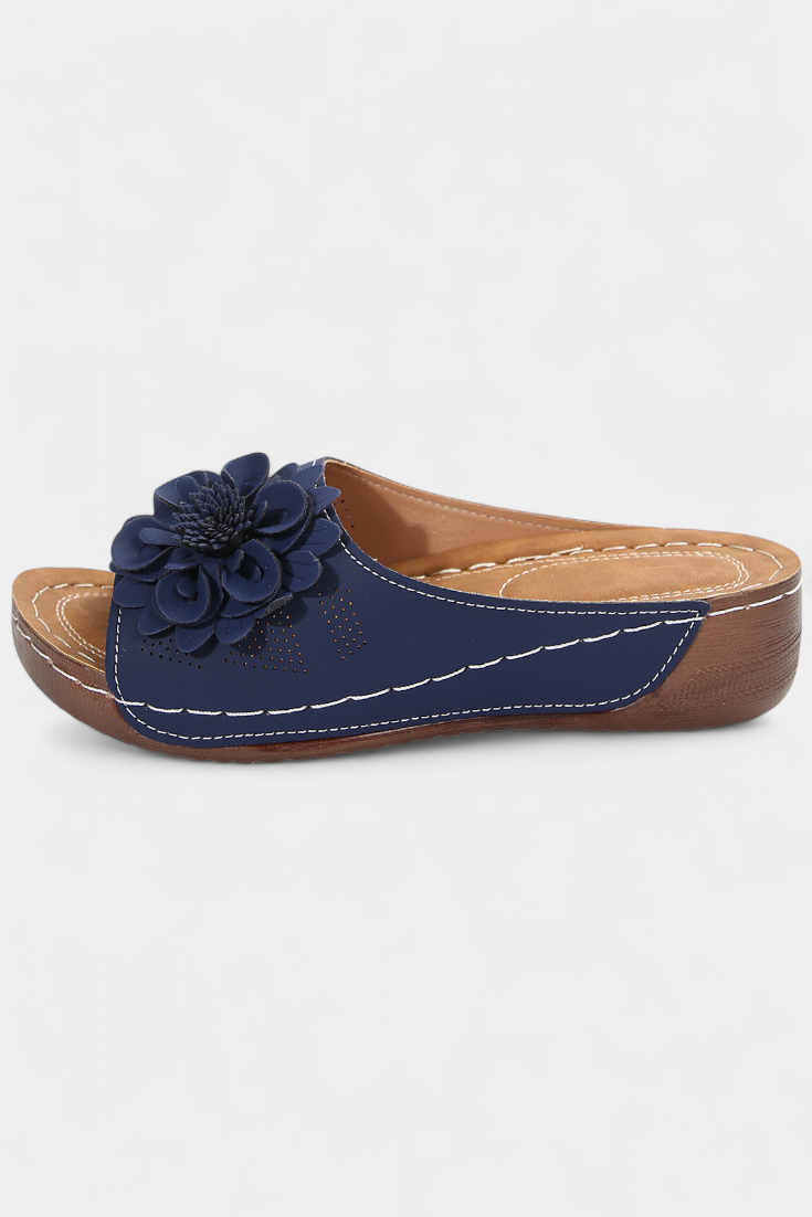 Emily & Isabella Brooks | Orthopedic sandals with 3D flower detail and cushioning