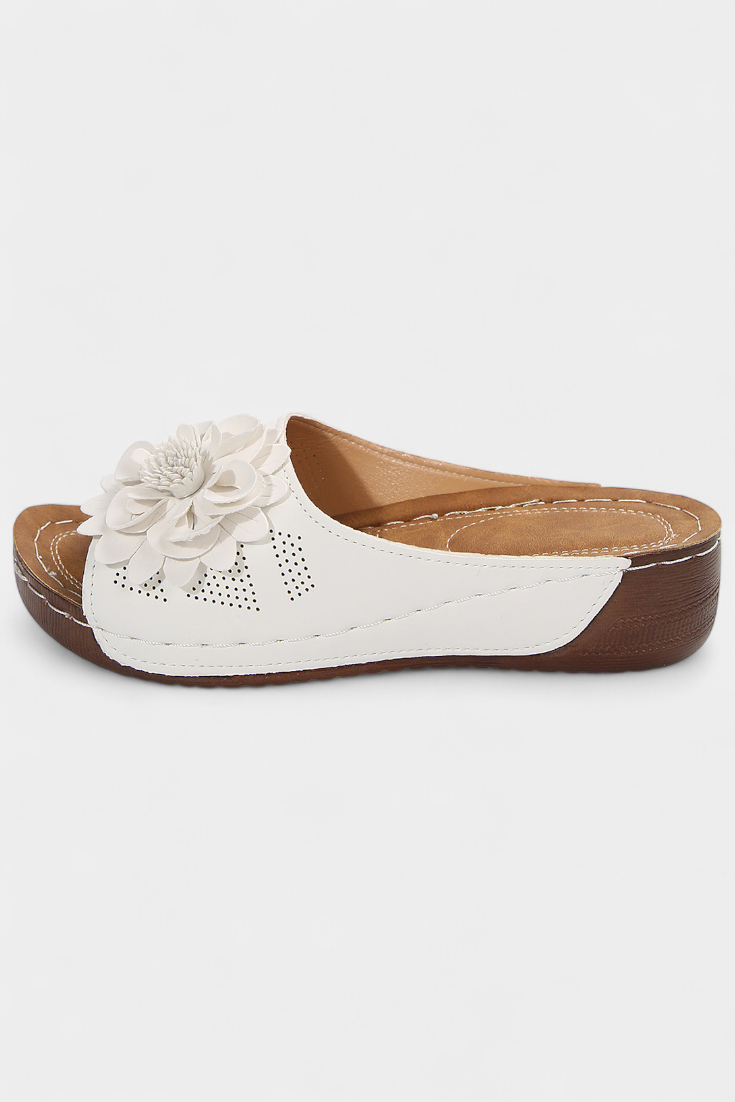 Emily & Isabella Brooks | Orthopedic sandals with 3D flower detail and cushioning